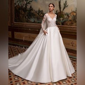 Albion wedding dress with princess cut, V-neck and long sleeves Lace and Mikado